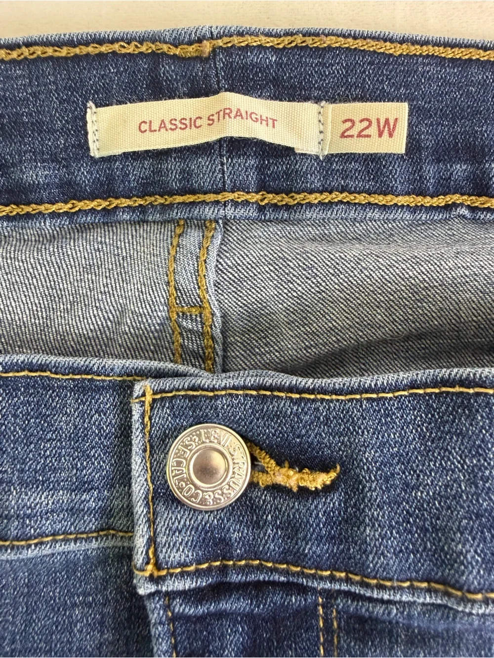 Levi's Women's Mid Rise Classic Straight‎ Medium Wash Blue Jeans